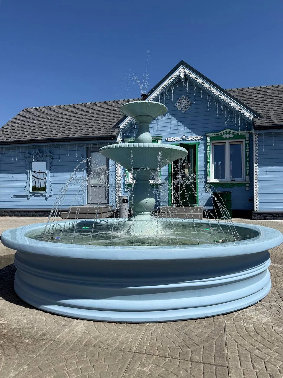 Голубой королевский фонтан — стильный акцент для придорожного ресторанчика 5 5447263531134218115